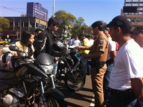 Polícia Militar e Setrans desenvolvem ações educativas para comemorar o dia do motociclista